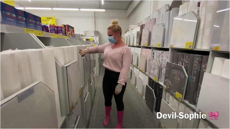 Devil Sophie - In The Middle Of Shopping, It's Not Just The Fart That Pushes