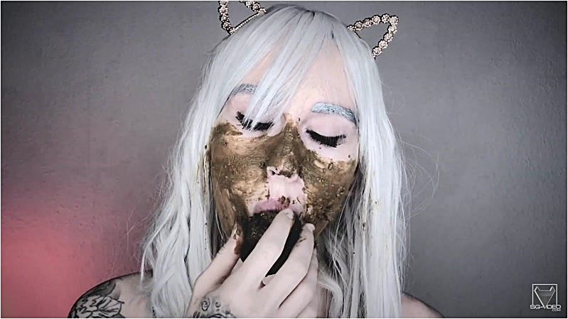 SG-Video - Betty The Black Eyes Catwomen Eats Her Own Shit